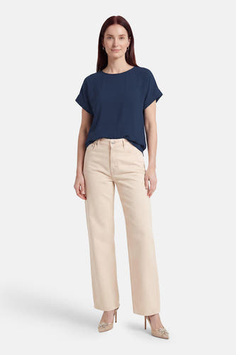 Blauw T-shirt van VILA® met korte mouwen en ronde hals, gedragen met een beige broek en hakken.