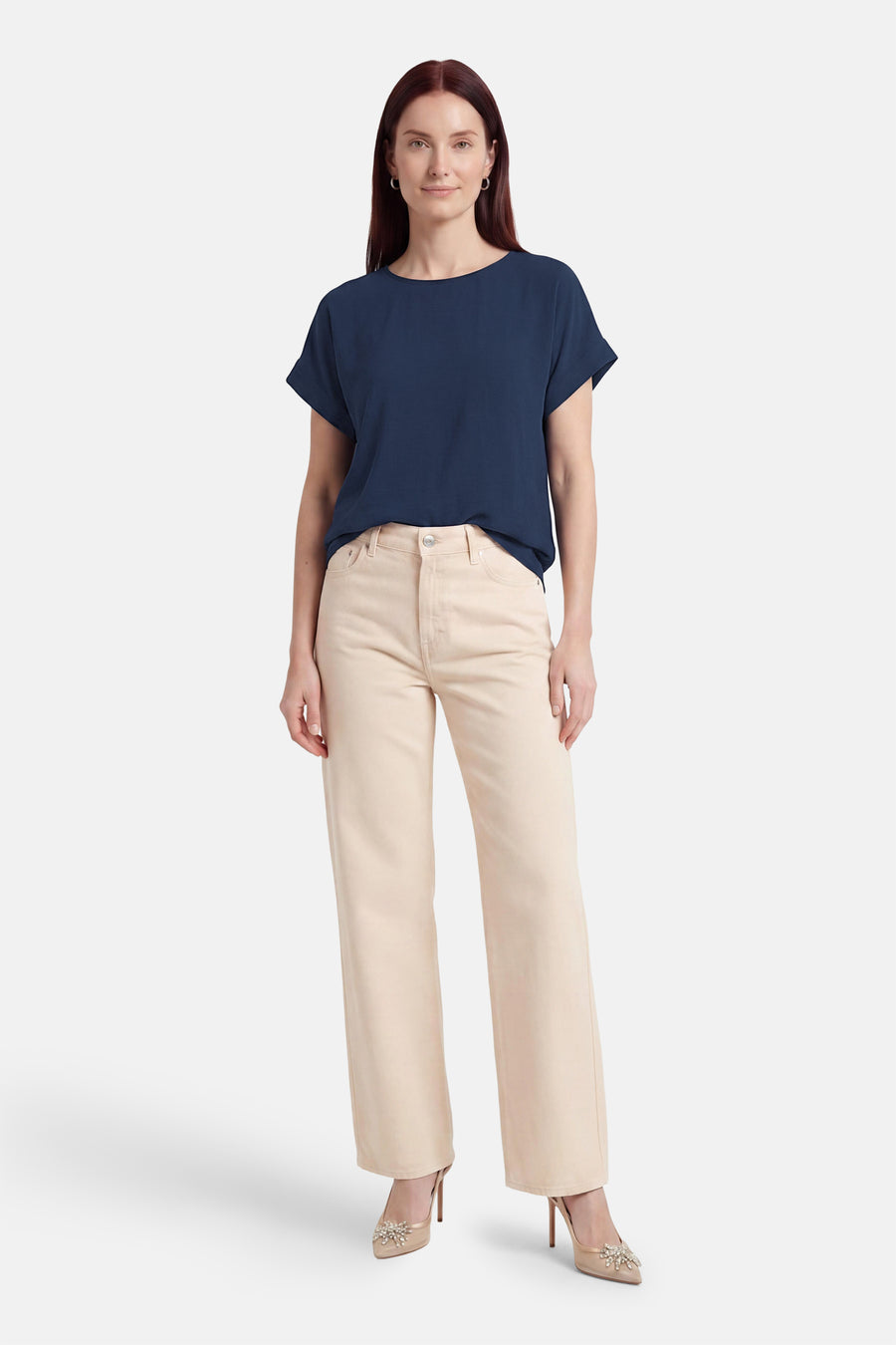 Blauw T-shirt van VILA® met korte mouwen en ronde hals, gedragen met een beige broek en hakken.