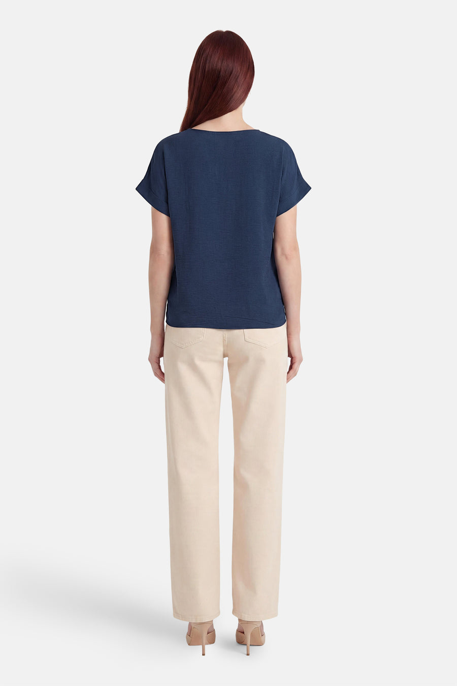 Blauw T-shirt van VILA® met korte opgerolde mouwen, licht gestructureerd, rugzijde, gedragen met beige broek.