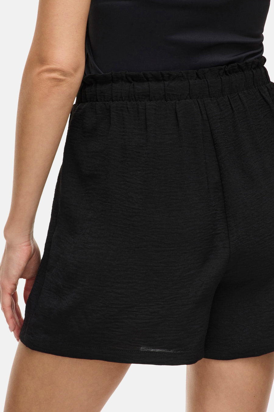 Short noir de VILA avec une ceinture pliée, une texture détaillée et un dos écourté.