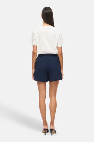 Short bleu de VILA avec taille élastique et tissu texturé, vu de dos.