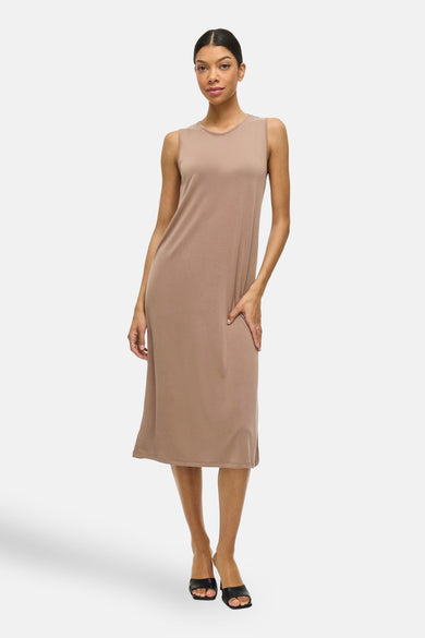 Robe beige sans manches de VILA, portée par une femme avec des sandales noires.