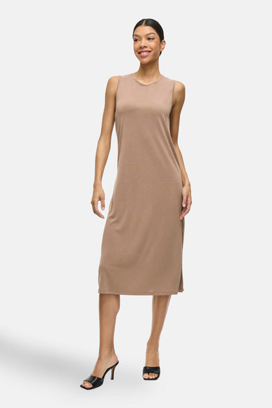 Robe beige sans manches de VILA, avec une coupe droite et une fente sur le côté.