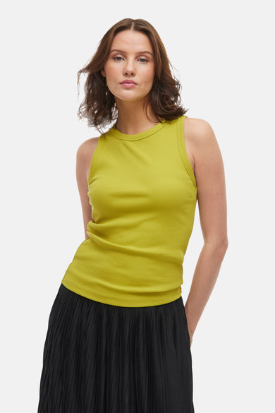 T-shirt sans manches VILA, en couleur jaune avec une texture à fines rayures, associé à une jupe plissée noire.