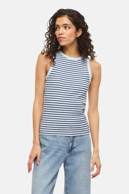 Haut bleue sans manches de VILA®, à motif rayé, portée avec un jean bleu et des talons noirs.