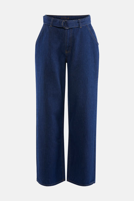 Jean droit bleu foncé de VILA®, combiné avec un t-shirt blanc et des talons bleus.
