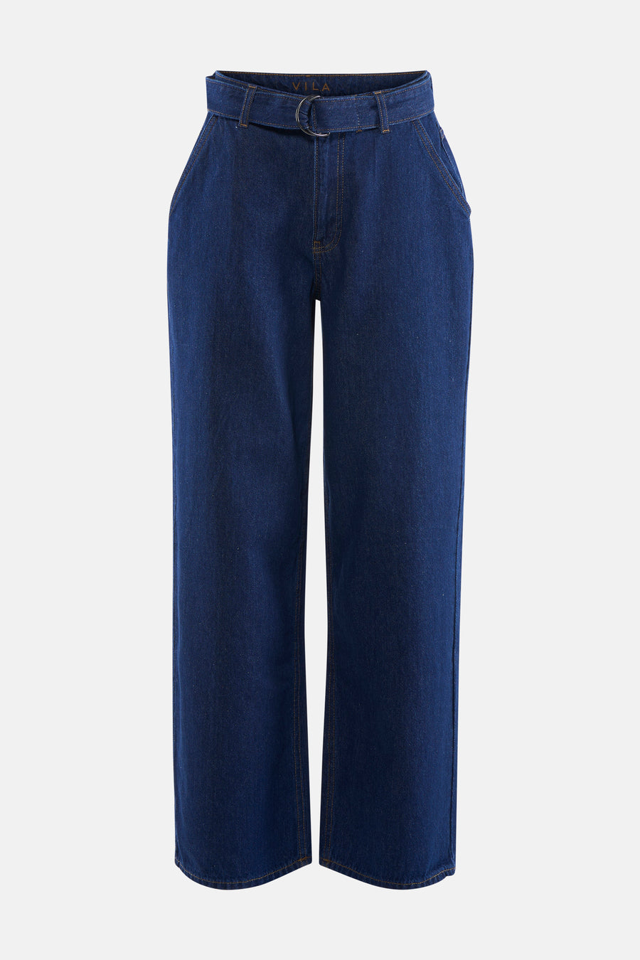 Jean droit bleu foncé de VILA®, combiné avec un t-shirt blanc et des talons bleus.