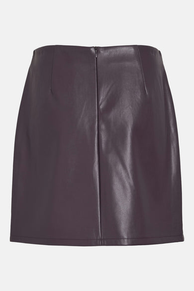 Paarse, korte rok van VILA, met ritssluiting aan de achterkant en een lederlook-textuur.
