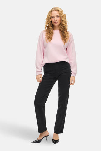 Roze sweater van VILA®, met lange mouwen, gedragen met een zwarte broek en zwarte hakken.
