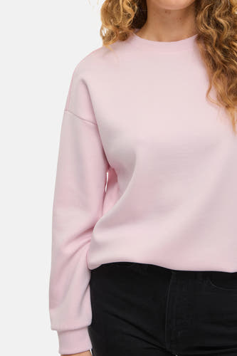 Gilet rose de VILA, avec des manches longues et associé à un pantalon noir.