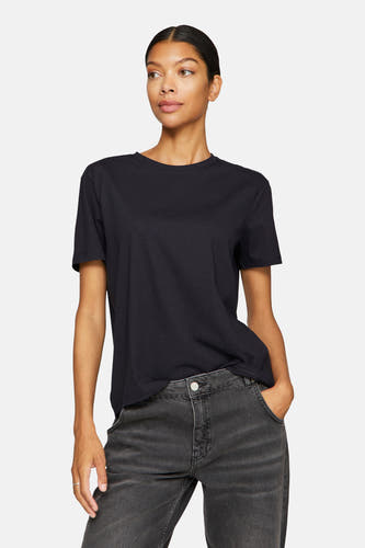 T-shirt noir à manches courtes de VILA®, porté avec un jean gris et des mocassins marron.