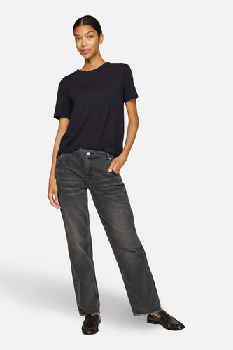 Zwart T-shirt met korte mouwen van VILA®, gedragen met grijze jeans en bruine loafers.