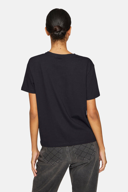 Zwart T-shirt met korte mouwen van VILA, gezien van achteren met een eenvoudige haarstijl.