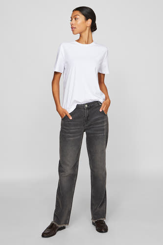 T-shirt blanc à manches courtes de VILA®, porté avec des jeans gris et des loafers marrons.