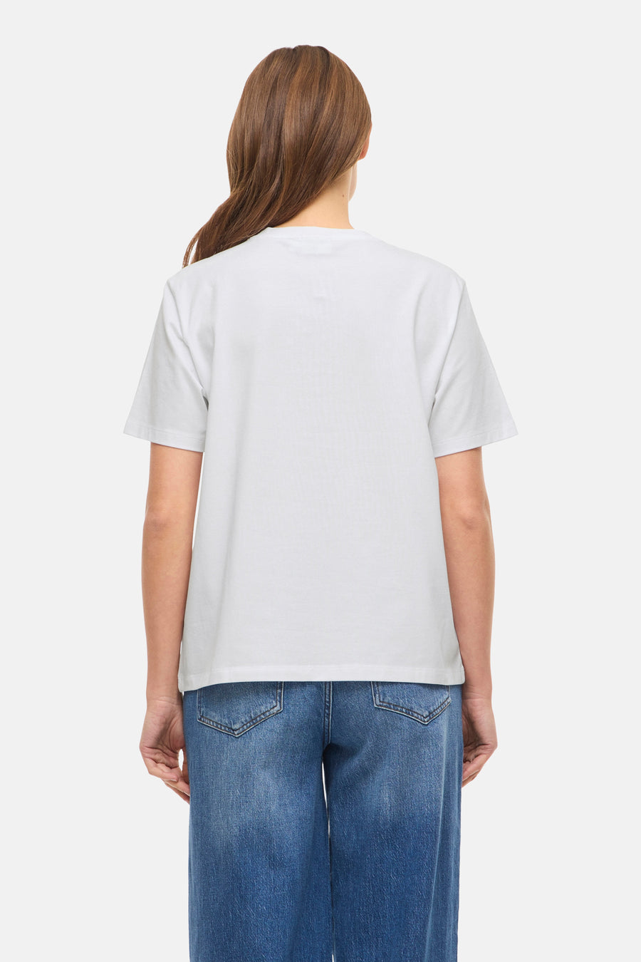 T-shirt blanc à manches courtes de VILA, vu de derrière, associé à un jean bleu.