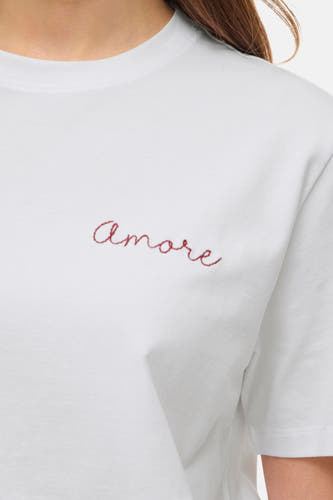 T-shirt blanc à manches courtes de VILA®, avec une broderie "Amore" rouge et une encolure ronde.