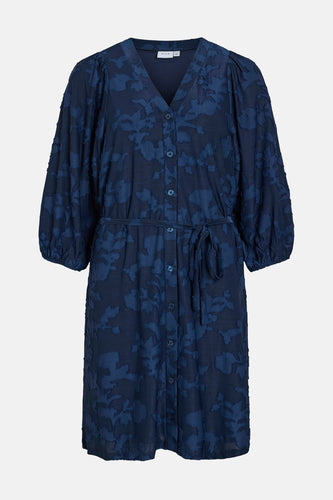 Blauwe jurk met lange mouwen van VILA, voorzien van een bloemenreliëf, knoopsluiting en ceintuur.