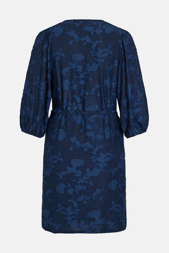 Blauwe jurk met lange mouwen van Vila, met bloemenpatroon en een ceintuur in de taille.