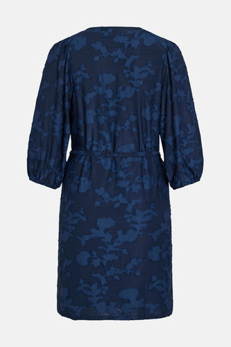 Blauwe jurk met lange mouwen van Vila, met bloemenpatroon en een ceintuur in de taille.