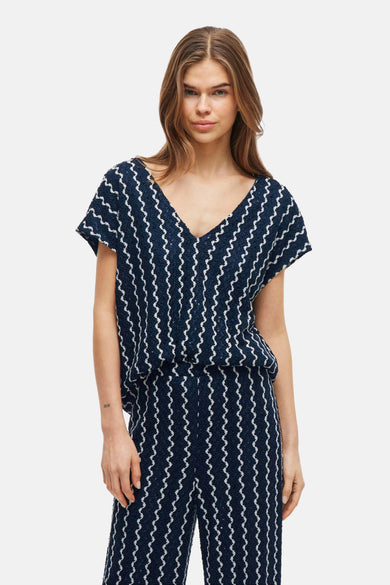 Blauwe blouse met korte mouwen van VILA®, met een zigzagpatroon over het gehele oppervlak.
