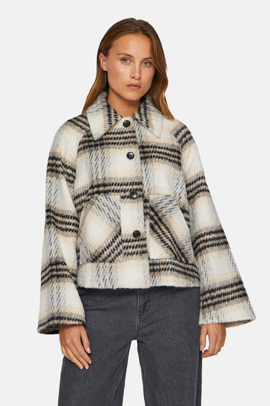 Manteau court multicolore de VILA avec motif à carreaux, fermeture à boutons et longues manches.