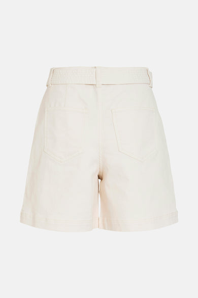 Ecrukleurige short van VILA®, met riem en achterzakken, gezien van achteren.