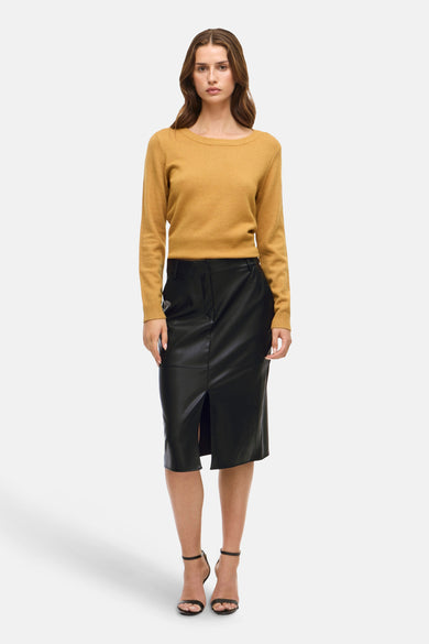 Robe noire de VILA, avec une fente à l'avant et associée à un pull marron et des baskets noires.