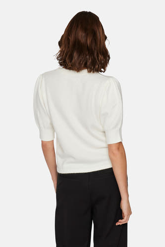 Witte trui met ronde hals van VILA, met korte pofmouwen en gecombineerd met een zwarte pantalon.