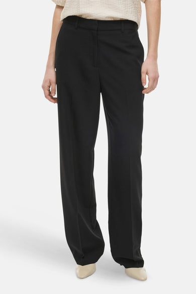 Zwarte broek van VILA®, met rechte pijpen en een gladde, effen stof.
