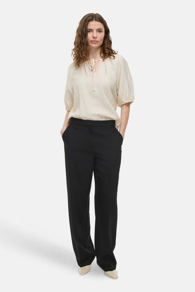 Zwarte broek van VILA, met steekzakken en een gladde, effen afwerking.