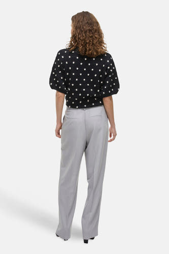 Grijze broek van VILA, met lange pijpen en een hoge taille, gezien van achteren.
