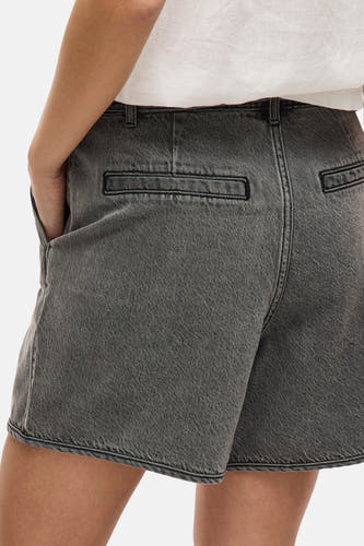Grijze short van VILA, met achterzakken en een hoge taille.