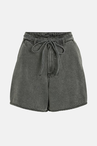 Grijze short van VILA, met een knoopdetail aan de voorkant en een stonewash afwerking.
