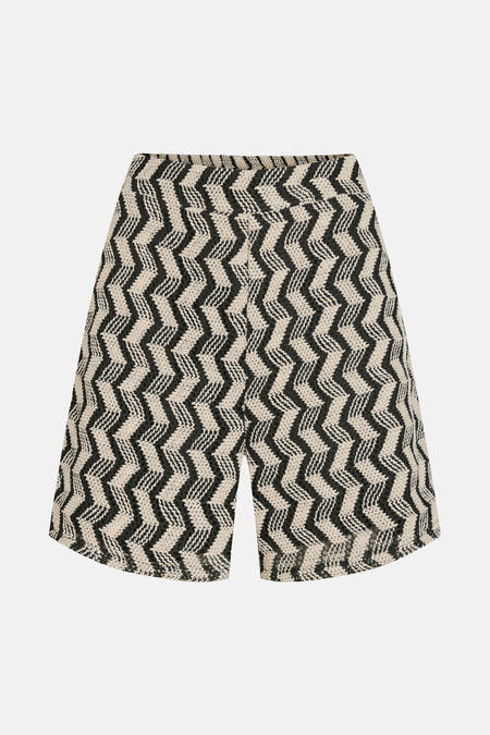 Zwarte short van VILA® met een zigzagpatroon in zwart en ecru textuur.