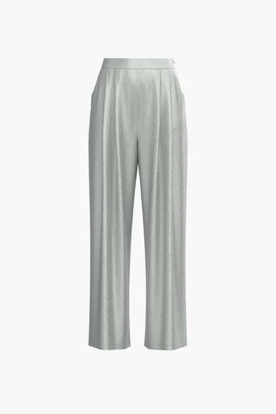 Zilveren broek van VILA, met plooien aan de voorkant en wijde pijpen.