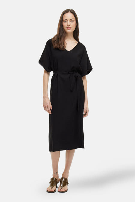Zwarte jurk met korte mouwen van VILA®, met een V-hals en een strikceintuur in de taille.