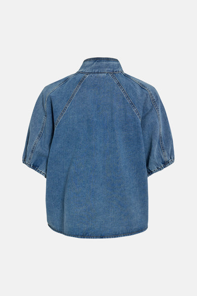 Lichtblauw denim jeanshemd van VILA met korte pofmouwen en een kraag, gezien van achteren.
