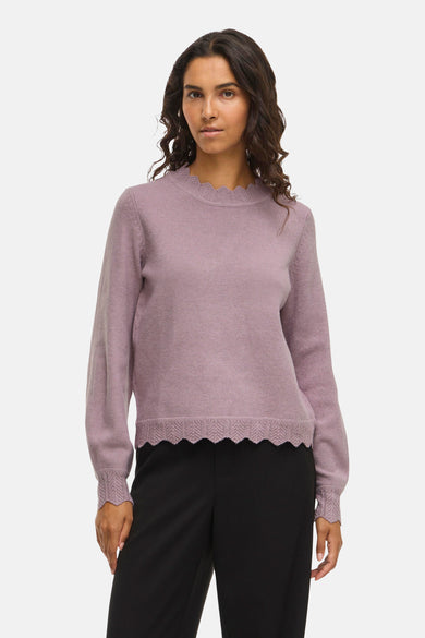 Pull marron avec col rond de VILA, doté de bordures décoratives et de longues manches, associé à un pantalon noir.