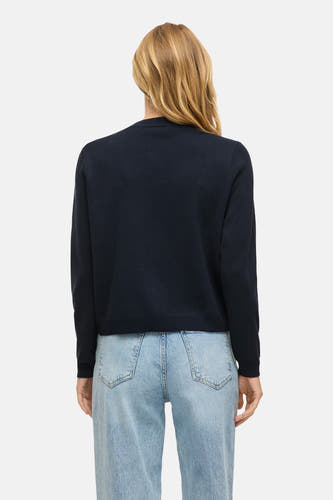 Veste bleue de VILA®, avec des manches longues et portée avec un jean bleu, vue de derrière.