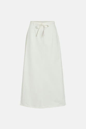 Witte lange rok van VILA®, met strikceintuur rond de taille.
