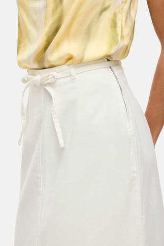 Witte lange rok van VILA, met een tailleband en een knoopdetail.