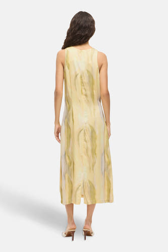 Robe sans manches de VILA®, avec un motif tacheté et une longue coupe droite, vue de derrière.