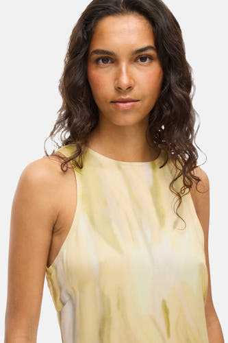 Chemise à manches longues VILA® sans manches, avec une impression floue et abstraite et une ligne de col simple.