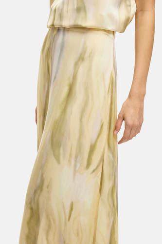 Geel, lange rok van VILA® met een wervelend, abstract patroon en een gladde textuur.