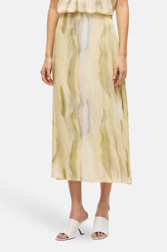Gele lange rok van VILA®, met een abstract waterverfpatroon in tinten van geel, groen en grijs.
