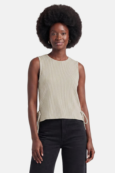 Gestreepte mouwloze top van VILA® met verticale olijfgroene en witte strepen en strikdetails aan de zijkant.