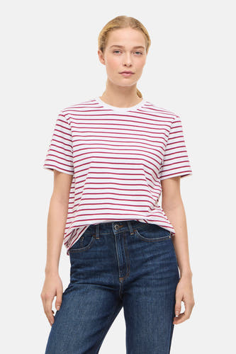 Rood gestreept T-shirt met korte mouwen van VILA®, gedragen met een donkerblauwe jeans.
