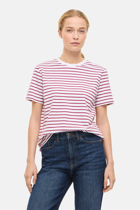 Rood gestreept T-shirt met korte mouwen van VILA®, gedragen met een donkerblauwe jeans.
