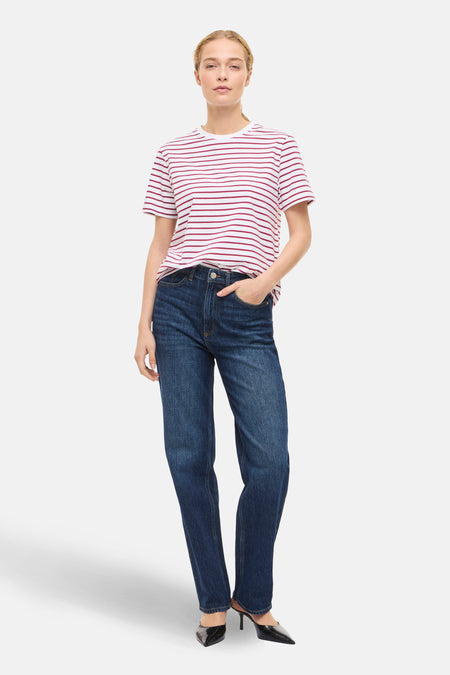 Rood gestreept T-shirt met korte mouwen van VILA®, gecombineerd met donkerblauwe jeans en zwarte hakken.