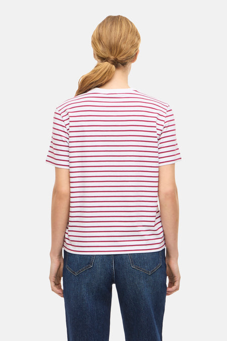 T-shirt à manches courtes rayé rouge et blanc de VILA®, vu de dos, combiné avec un jean bleu foncé.